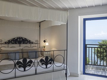 Deluxe Panorama Seafront Suite
