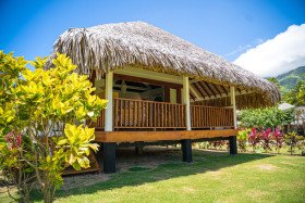 Tropical Bungalows – Mia, Vanaka a Poeti